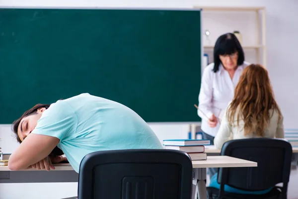 Antigo professor e alunos em sala de aula — Fotografia de Stock