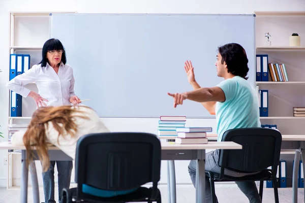 Gamla lärare och elever i klassrummet — Stockfoto