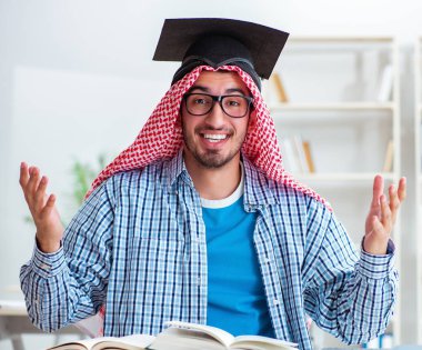 Üniversite sınavlarına hazırlanan Arap öğrenci