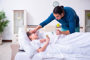 Hasta oğluyla ilgilenen genç baba.