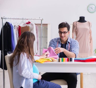 Hamile kadın yeni kıyafet için terziye gidiyor.