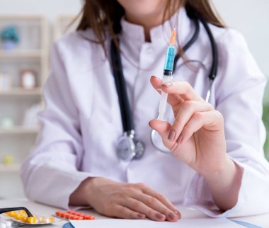 Hastanede şırıngalı bir doktor var.