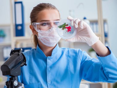 Bir laboratuarda deney yapan kadın bir bilim adamı.