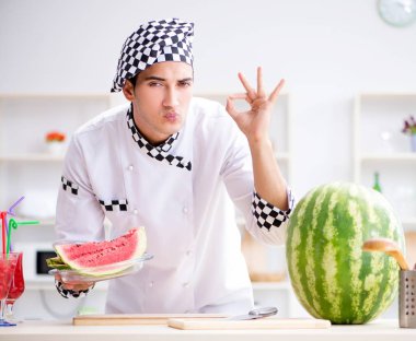 Mutfakta karpuzlu bir erkek aşçı.