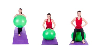 İsviçre topuyla egzersiz yapan genç bir kadın.