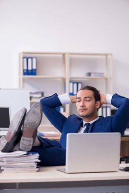 Ofiste çalışan genç bir iş adamı.