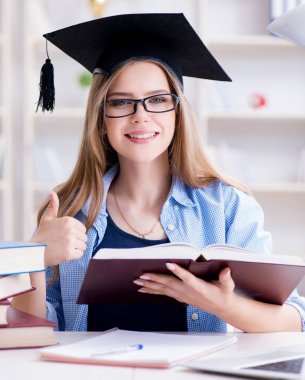 Evde sınava hazırlanan genç kız öğrenci.