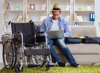 Pasif adam dizüstü bilgisayarla internetten seyahat rezervasyonu