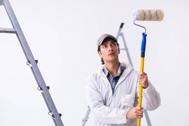 İnşaat alanında çalışan bir ressam.