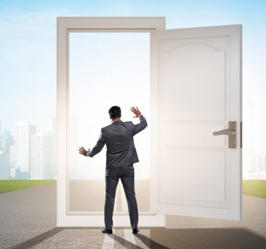 İş fırsatları konseptinde iş adamı kapının önünde.
