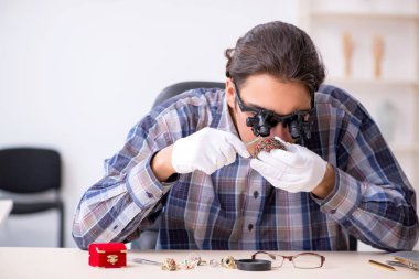 Genç erkek kuyumcu atölyede.