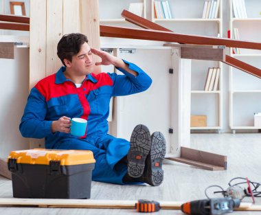 Genç marangoz kendini kötü hissetmekten yoruldu.