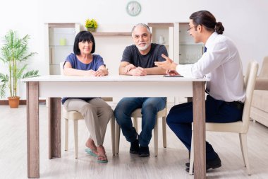 Finansal danışman yaşlı çifte emeklilik tavsiyesi veriyor