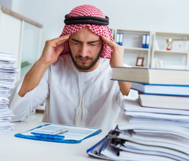 Ofiste çalışan Arap işadamı bir Pi ile evrak işi yapıyor.