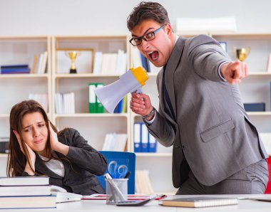 Kadın ve erkek arasındaki ofis anlaşmazlığı