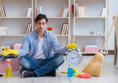 Adam evi temizliyor.