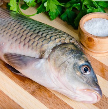 Yemek hazırlama kavramında tahtanın üzerinde pişmemiş balık