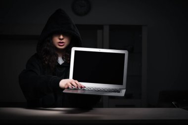 Ofiste güvenlik duvarını hackleyen kadın hacker.