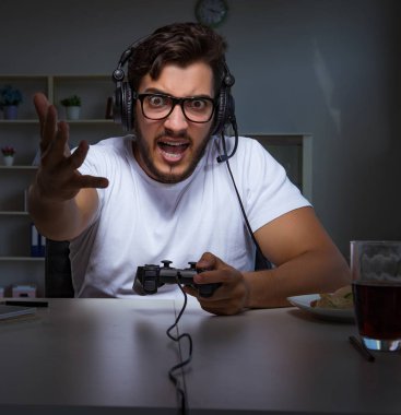 Genç adam ofiste saatlerce oyun oynuyor.