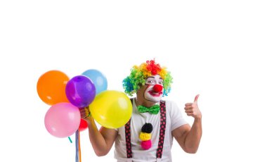 Beyaz arka planda balonları olan komik bir palyaço.