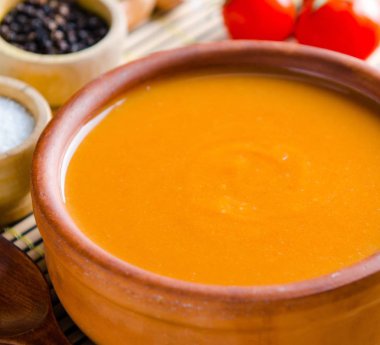 Geleneksel İtalyan usulü domates çorbası.