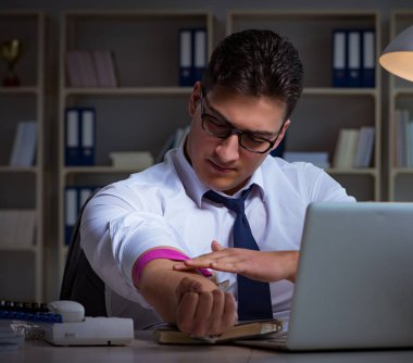 İşadamı uyuşturucudan geç saatlere kadar ofiste kalıyor.