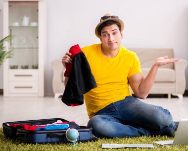 Tatil gezisini haritayla planlayan adam