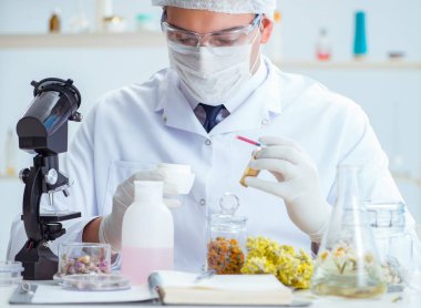 Laboratuvarda parfüm karıştıran bir kimyager.