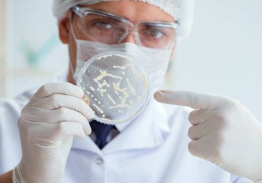 Bir laboratuarda deney yapan kadın bir bilim adamı.