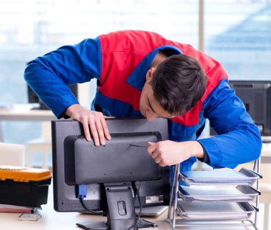 Bilgisayar tamir uzmanı bilgisayar masaüstünü onarıyor