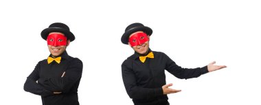 Siyah kostümlü ve kırmızı maskeli genç adam beyazda izole edilmiş.