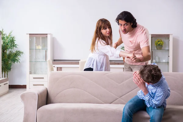 Conflicto familiar con marido, mujer e hijo —  Fotos de Stock