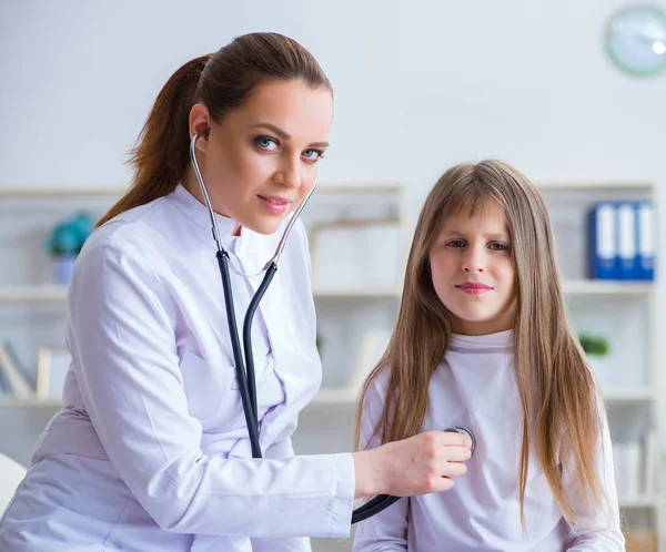 Kadın doktor, çocuk doktoru, kontrol kızı. — Stok fotoğraf