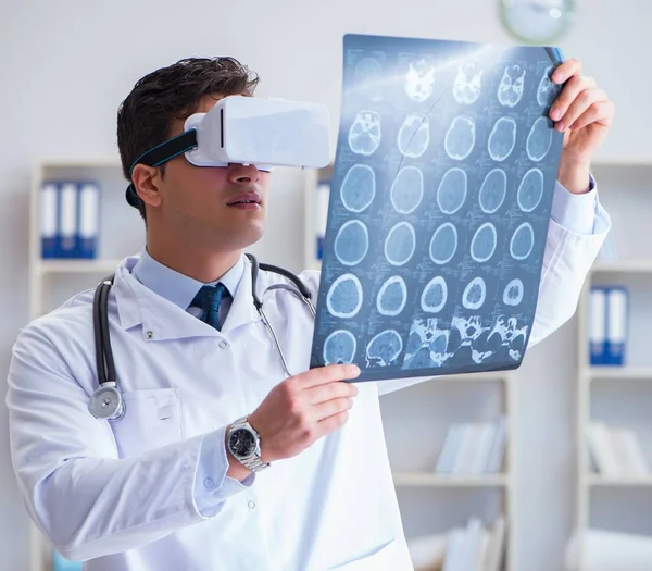 Genç doktor MRI taramasına sanal gerçeklik gözlüğüyle bakıyor. — Stok fotoğraf