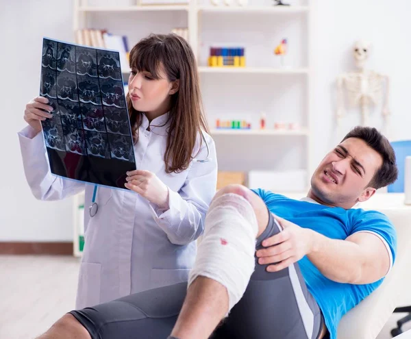 Jugador deportivo médico visitante después de una lesión — Foto de Stock