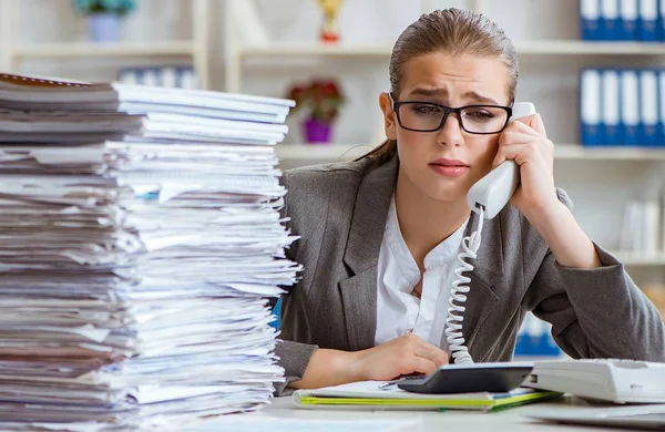 Junge Geschäftsfrau Buchhalterin arbeitet im Büro — Stockfoto