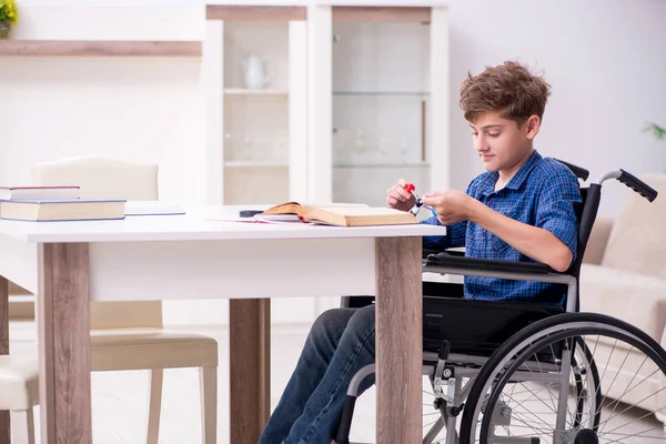 Niño discapacitado preparándose para la escuela en casa — Foto de Stock