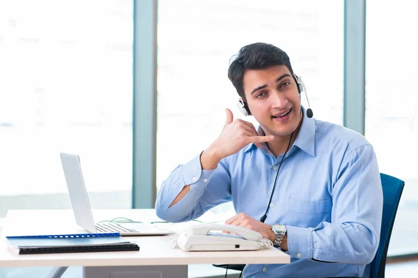 Operador de call center masculino no conceito de negócio — Fotografia de Stock
