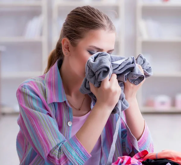 Mladý hospodyňka dělá prádlo doma — Stock fotografie