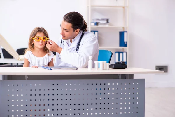 Молодий лікар педіатр з маленькою дівчинкою — стокове фото