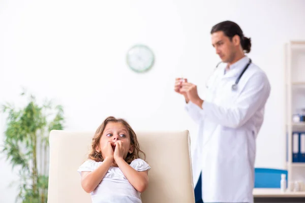 Dokter muda dokter anak dengan gadis kecil — Stok Foto