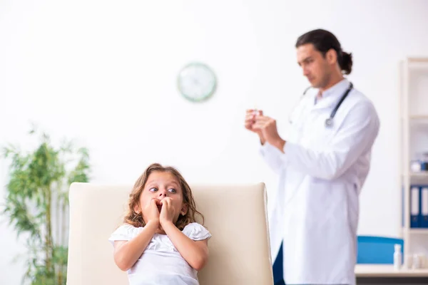 Jovem médico pediatra com menina pequena — Fotografia de Stock