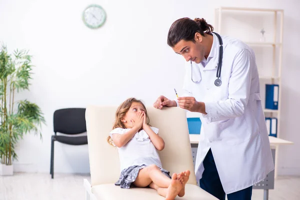 Jovem médico pediatra com menina pequena — Fotografia de Stock