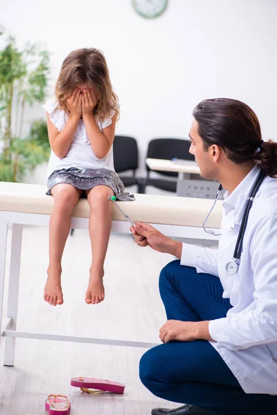 Jovem médico pediatra com menina pequena — Fotografia de Stock