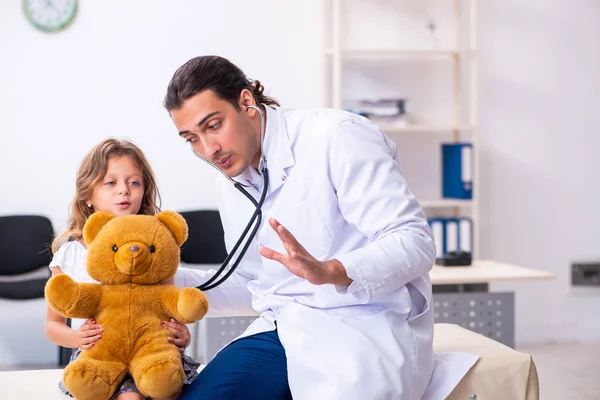 Küçük bir kızla genç bir doktor çocuk doktoru. — Stok fotoğraf