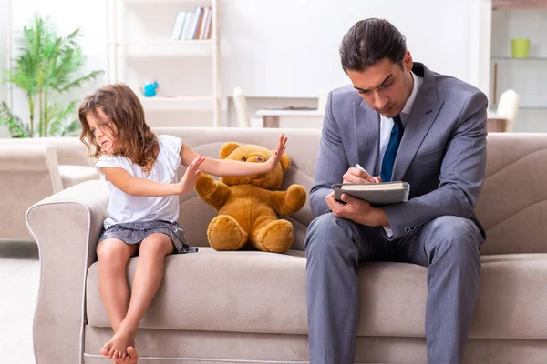 Child psychologist attending small girl — Stock Photo, Image