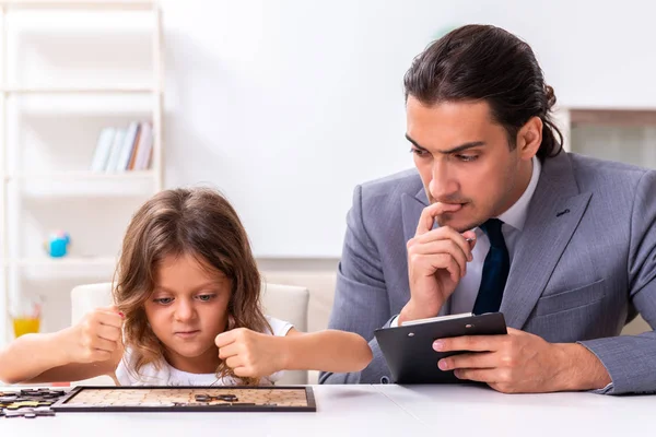 Psicologo infantile che frequenta una bambina — Foto Stock