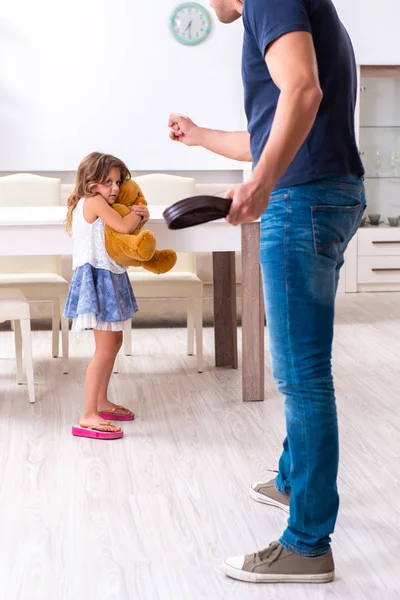 Irritado pai punir sua filha — Fotografia de Stock