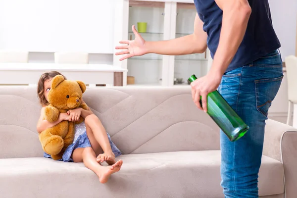 Padre borracho en el concepto de abuso y violencia doméstica infantil — Foto de Stock