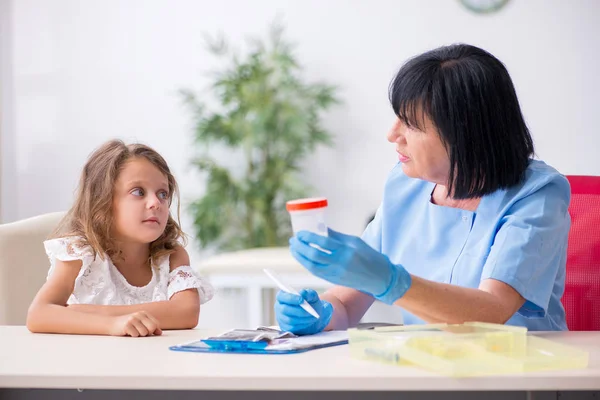 Niña visitando a vieja doctora —  Fotos de Stock